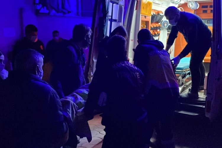 Evinde d&uuml;şen yaşlı kadını itfaiye ekipleri kurtardı