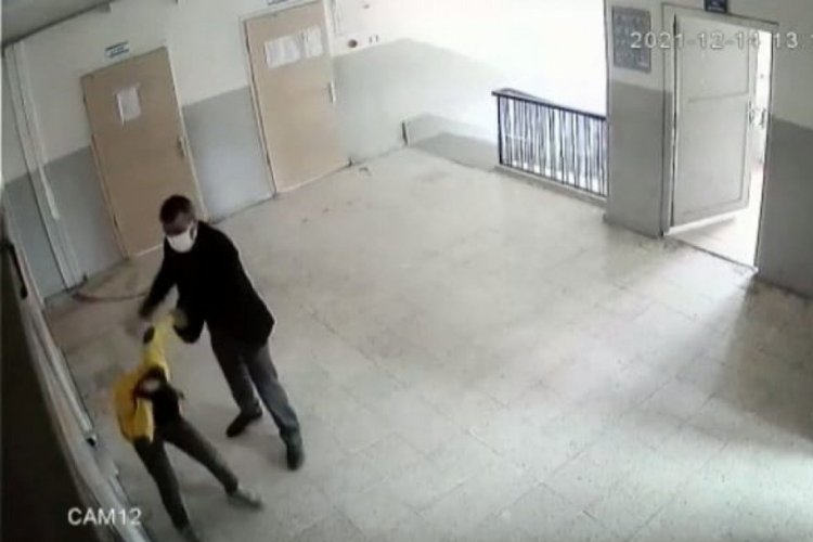 Sınıftan &ccedil;ıkardığı &ouml;ğrencisini tekme ve yumruklarla d&ouml;vd&uuml;