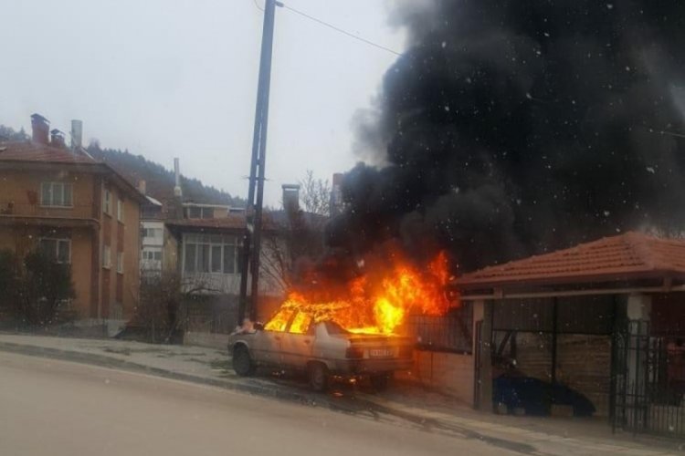 Ankara'da yanan otomobili itfaiye s&ouml;nd&uuml;r&uuml;ld&uuml;