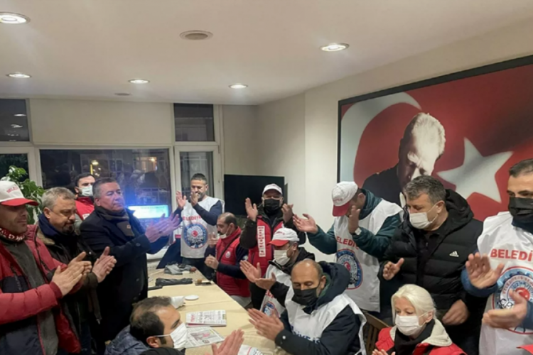 Bakırk&ouml;y Belediyesi iş&ccedil;ileri CHP binasında eylem yaptı