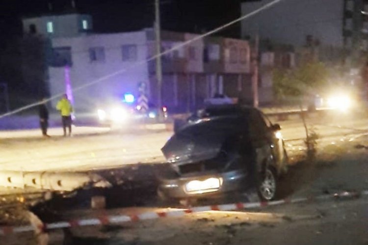 Otomobilin &ccedil;arptığı elektrik direği devrildi, s&uuml;r&uuml;c&uuml; yaralandı