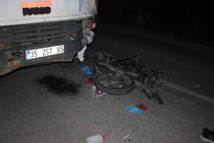 S&uuml;t kamyonu ile &ccedil;arpışan motosikletin s&uuml;r&uuml;c&uuml;s&uuml; &ouml;ld&uuml;