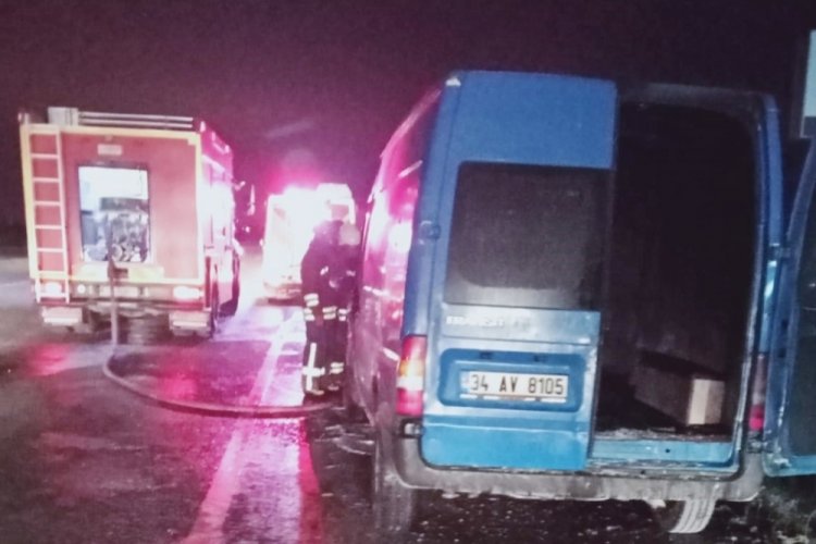 Seyir halindeki minib&uuml;s alev alev yandı