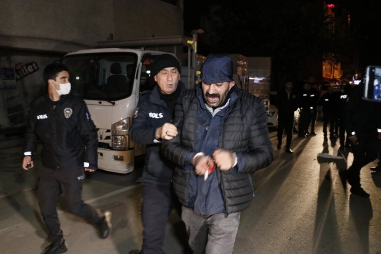 Dini nikahlı eşinin y&uuml;z&uuml;n&uuml; defalarca bı&ccedil;akladı!