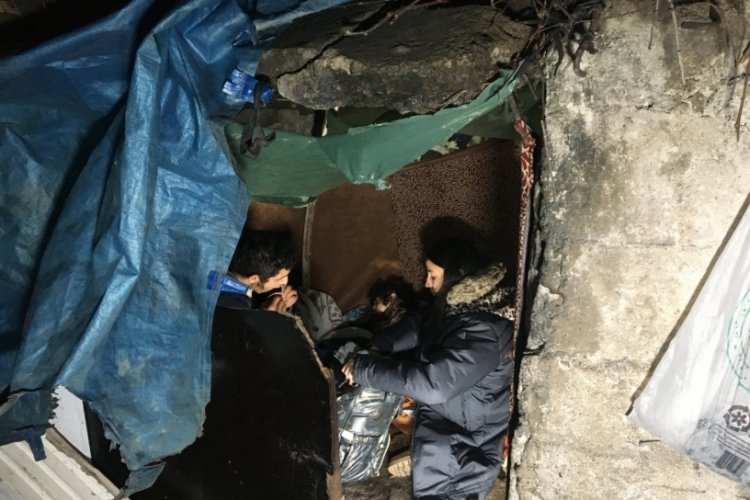 Bursa'da eşi ve &ccedil;ocuğuyla depoda yaşıyor