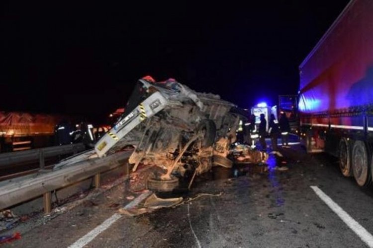 Kamyonet, TIR'a &ccedil;arptı! Anne-kızdan acı haber geldi