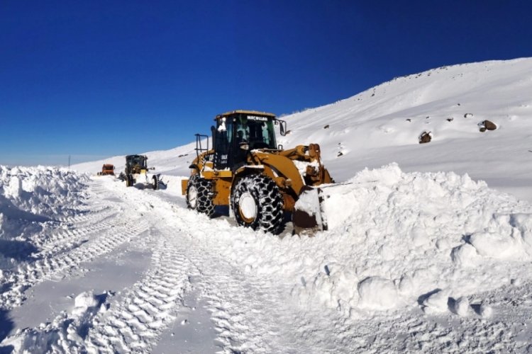 Muş'ta levhaların kara g&ouml;m&uuml;ld&uuml;ğ&uuml; yol a&ccedil;ıldı