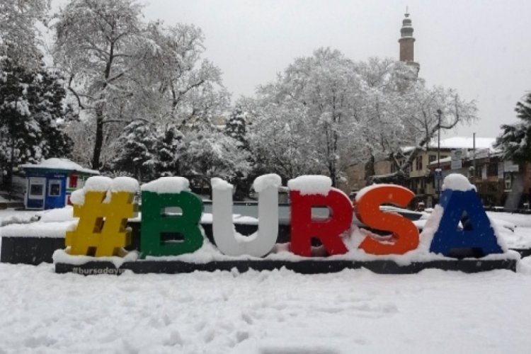Bursa kent merkezine mevsimin ilk karı d&uuml;şt&uuml;