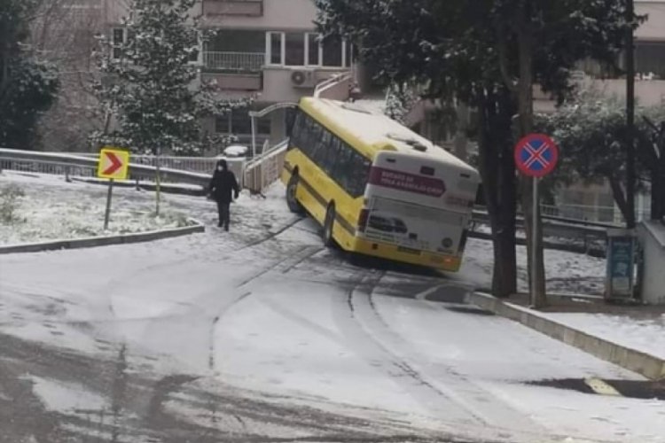 Bursa'da belediye otob&uuml;s&uuml; bariyere saplandı