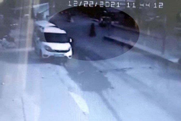 Geri giden ara&ccedil; yolun karşısına ge&ccedil;mek isteyen kadına &ccedil;arptı