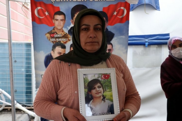 Diyarbakır'da evlat n&ouml;betindeki anne: Gelin, devlet g&uuml;&ccedil;lerimize teslim olun