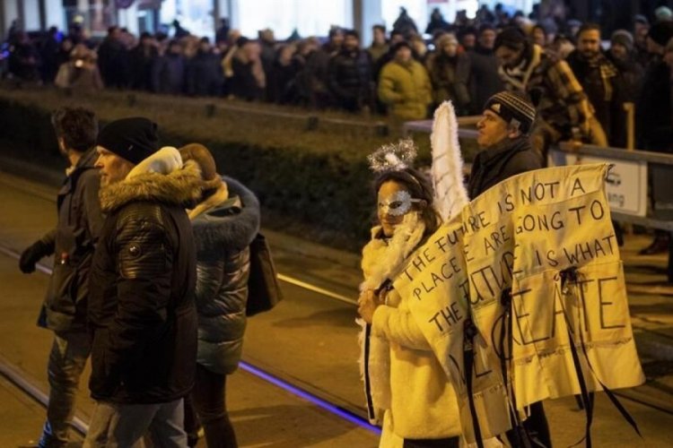 M&uuml;nih'te izinsiz Covid-19 protestosunda arbede