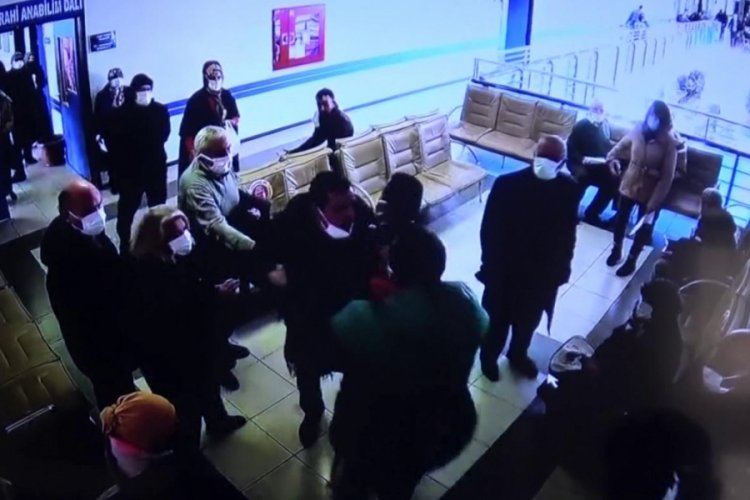 Bolu'da hasta yakınının saldırısına uğrayan doktorun burnu kırıldı