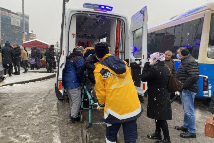 Kayan minib&uuml;s gen&ccedil; kadına &ccedil;arptı!