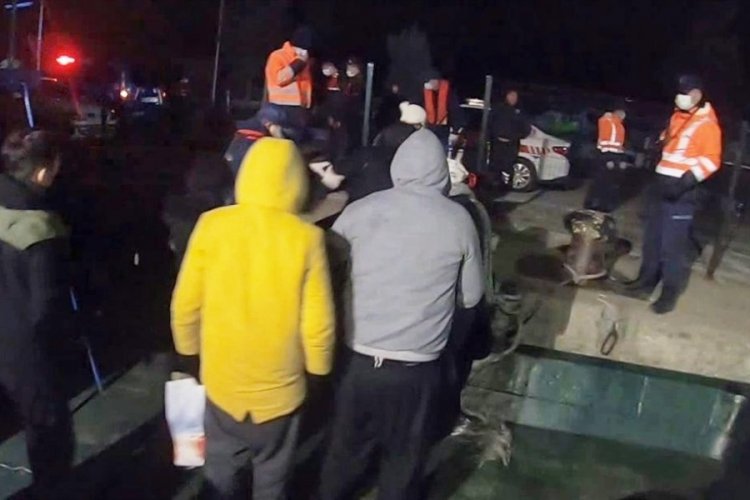 &Ccedil;anakkale a&ccedil;ıklarında 143 d&uuml;zensiz g&ouml;&ccedil;men ve 6 ka&ccedil;ak&ccedil;ı yakalandı