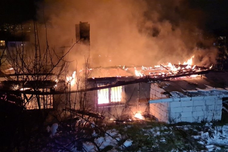 &Ccedil;ay koyup namaza gitti d&ouml;nd&uuml;ğ&uuml;nde evini alevler i&ccedil;inde g&ouml;rd&uuml;