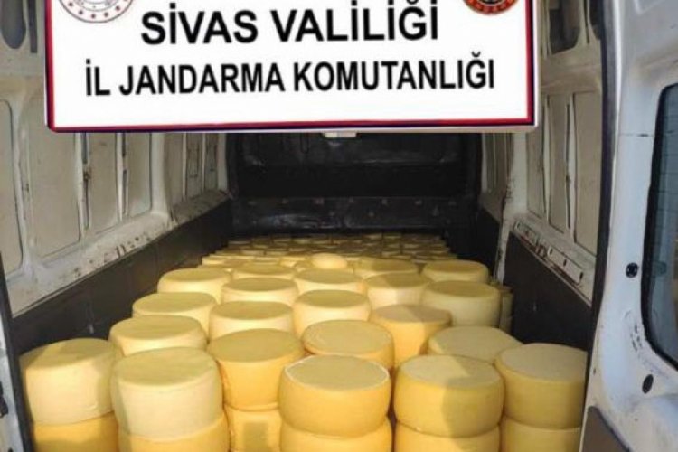 Sivas'ta menşei tespit edilemeyen kaşar peyniri ele ge&ccedil;irildi