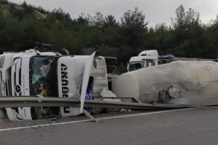 Beton mikserinin s&uuml;r&uuml;c&uuml;s&uuml; su kanalına devrildi