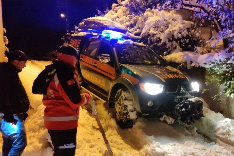 Zonguldak'ta karda evinde mahsur kalan hastayı UMKE kurtardı