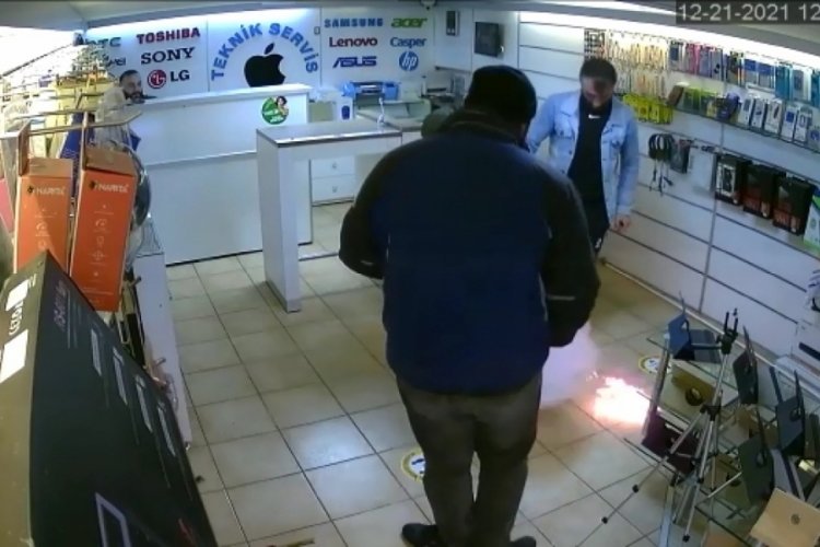 Cep telefonu bataryası m&uuml;şterinin elinde patladı