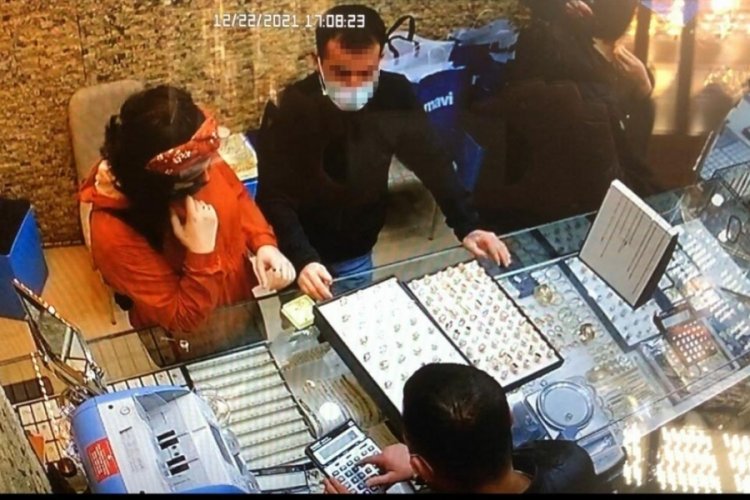 İzmir'de kuyumcuyu oyalayıp 4 bin liralık y&uuml;z&uuml;ğ&uuml; &ccedil;aldılar