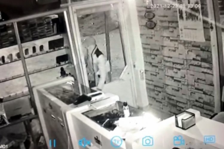 Tokat'ta camı taşla kırılarak girilen mağazada cep telefonu hırsızlığı&nbsp;