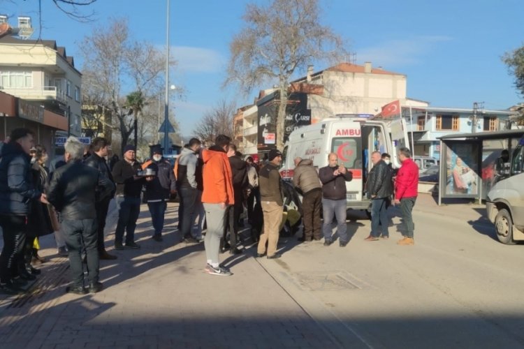 Bursa'da karşıya ge&ccedil;mek isteyen kıza otomobil &ccedil;arptı!