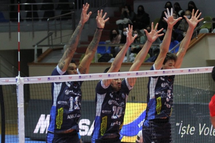Arkas Spor, Halkbank'ı devirdi D&ouml;rtl&uuml; Final'e y&uuml;kseldi