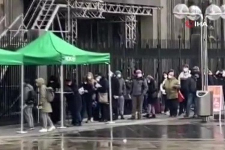 Almanya K&ouml;ln'de tarihi katedralde aşı kuyruğu