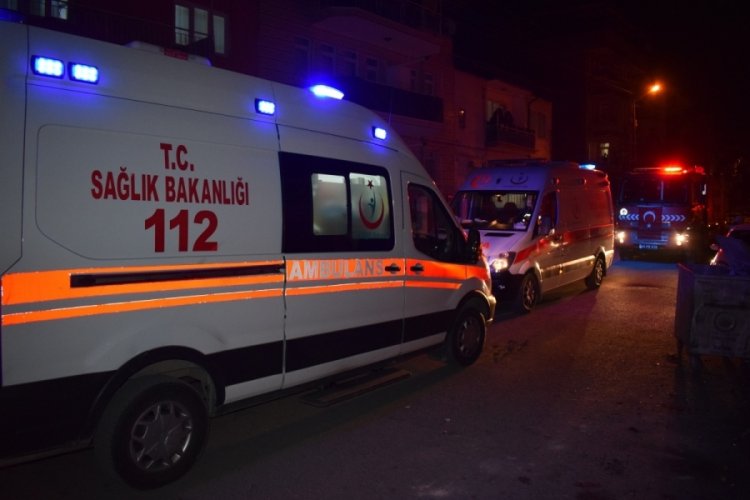 Hafif ticari ara&ccedil;la &ccedil;arpışan minib&uuml;s devrildi: 5 yaralı