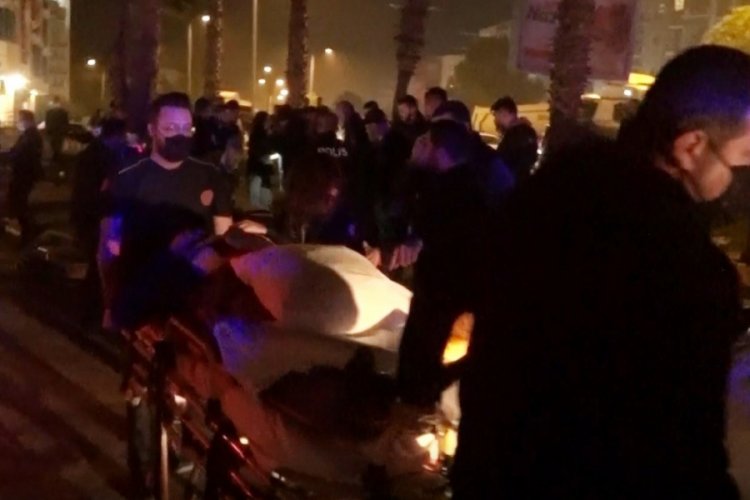 Trafikte kavga &ccedil;ıktı, ara&ccedil;la grubun arasına daldı: 5 yaralı