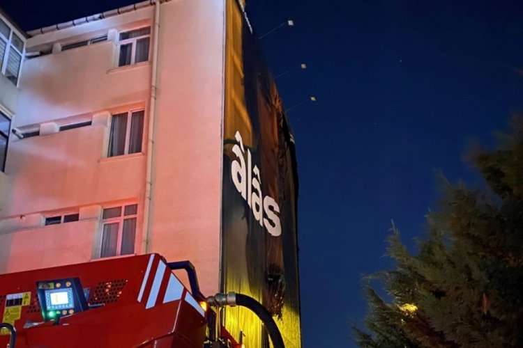 İstanbul'da bir binadaki reklam afişi alev alev yandı
