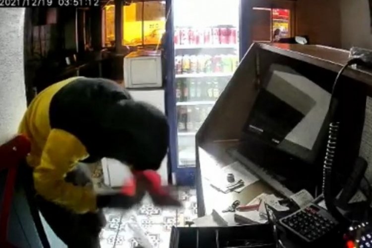 Bursa'da bir garip hırsız: &Ouml;nce bayrağı &ouml;pt&uuml;, sonra &ccedil;aldı!