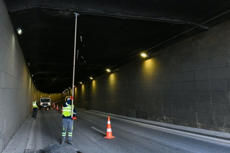 Ankara B&uuml;y&uuml;kşehir ekiplerinin buz sarkıtlarıyla m&uuml;cadelesi