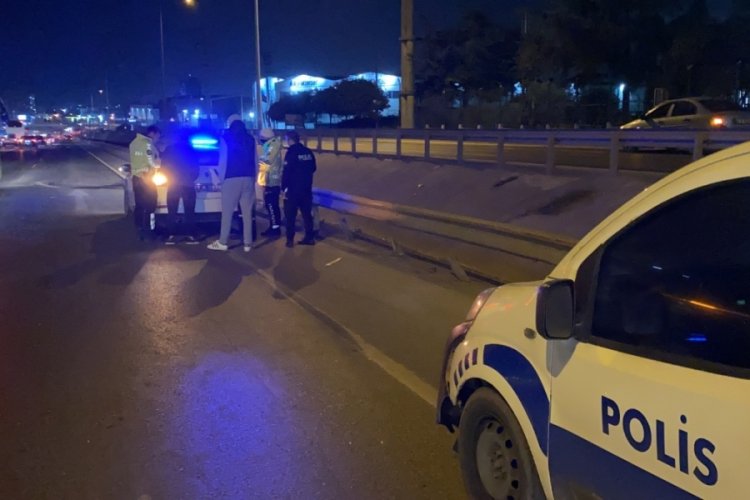 D-100'de otomobil bariyere &ccedil;arptı: 5  yaralı