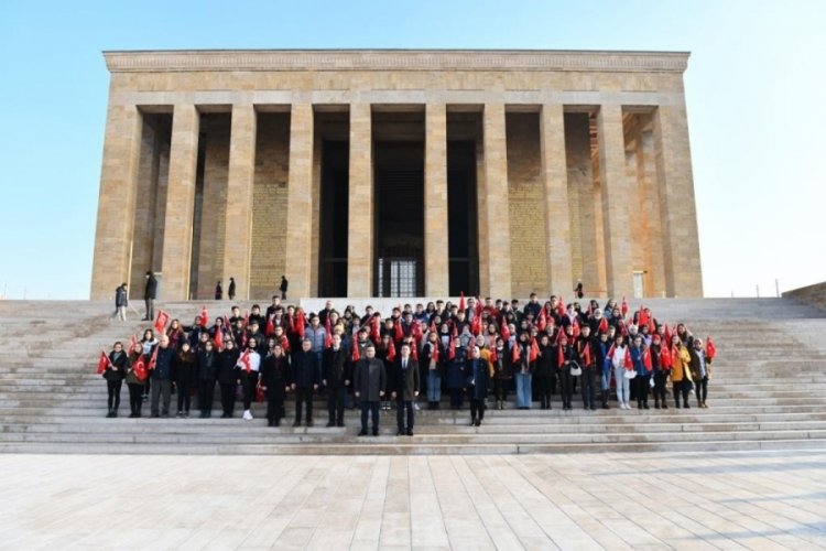Başkan Kanar 99 &ouml;ğrenci ile Bursa'dan Ata'nın huzuruna gitti