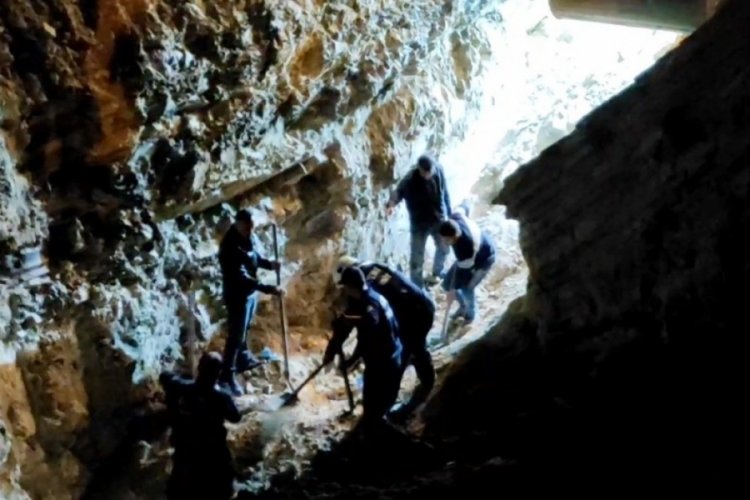 Aydın Kuşadası'nda bir iş&ccedil;i g&ouml;&ccedil;en toprağın altına kaldı