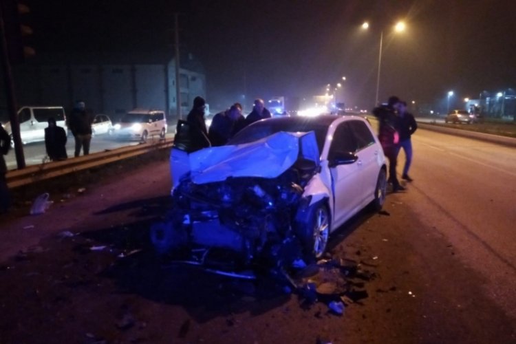 Bursa'da feci kaza! Ara&ccedil; kırmızı ışıkta bekleyen otomobile &ccedil;arptı: 6 yaralı