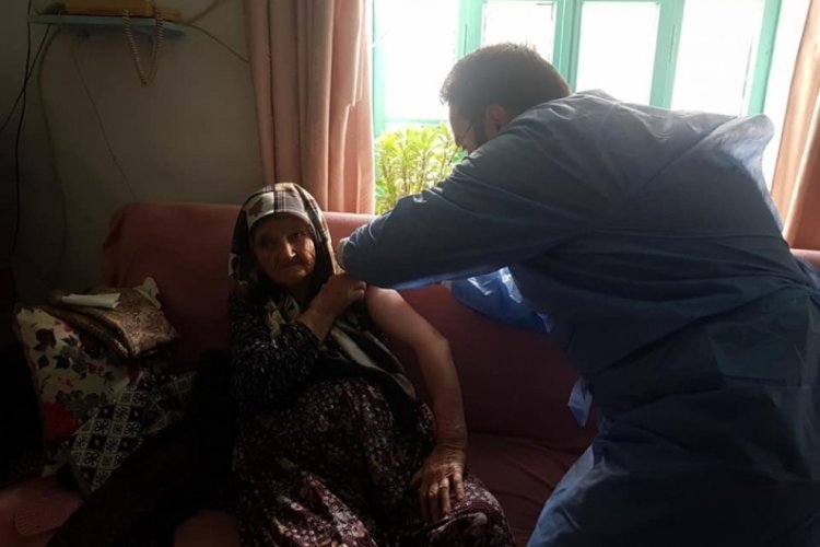 Hastaneye gidemeyen vatandaşların aşıları yerinde yapılıyor