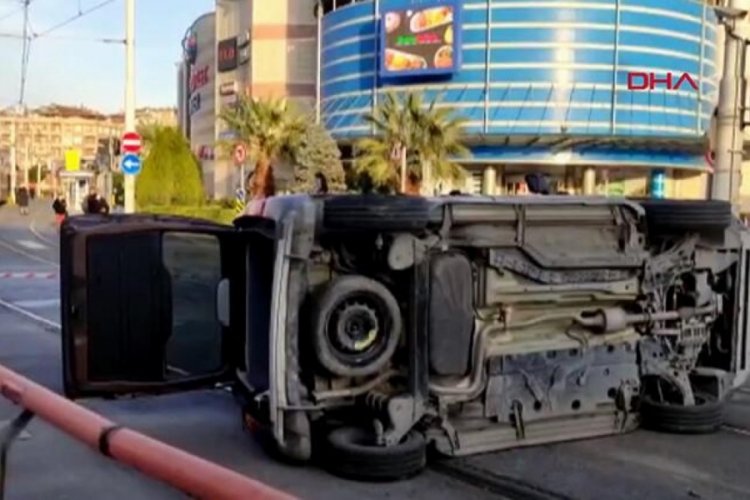 İstanbul'da feci kaza! Tramvay yoluna devrildi...