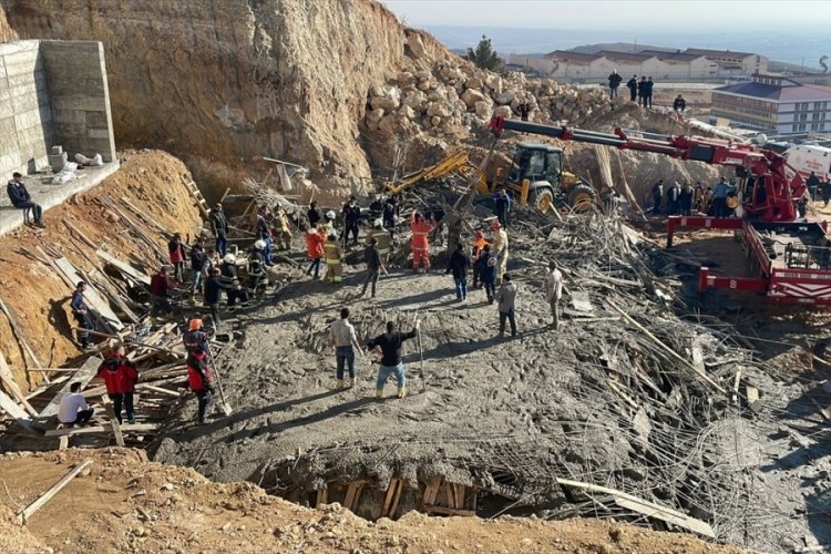 &Ccedil;&ouml;ken inşaat enkazından bir iş&ccedil;i &ouml;ld&uuml; ,diğer  iş&ccedil;i kurtarıldı!