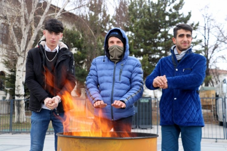 Dondurucu soğuğa dayanamadılar, kent meydanına soba kurdular