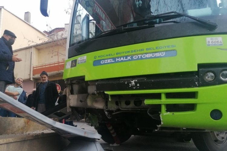 Otob&uuml;s durağa &ccedil;arptı, bekleyen yolcular altında kaldı: 3 yaralı