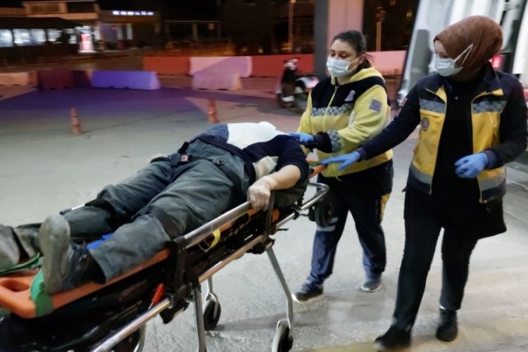 Kamyonetten d&uuml;şen inşaat iş&ccedil;isi hastanelik oldu