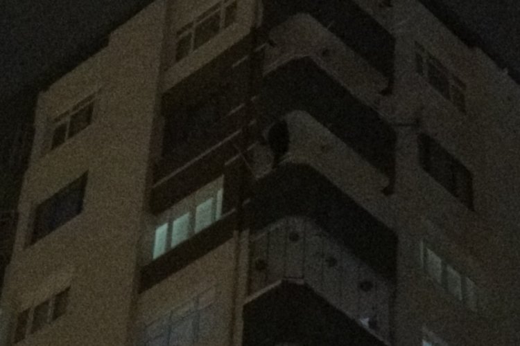 Cezaevine gitmek istemeyen şahıs balkona &ccedil;ıktı