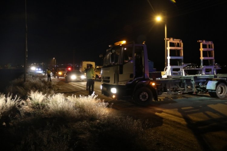 Eskişehir'de 2 otomobil kafa kafaya &ccedil;arpıştı: 3 yaralı