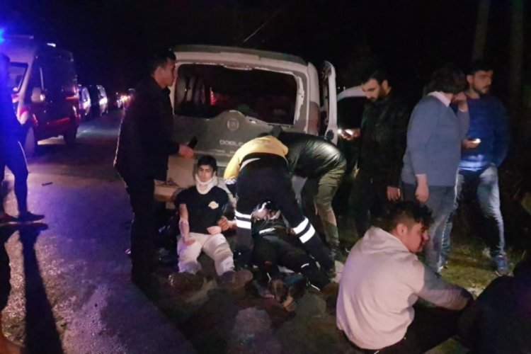 Hafif ticari ara&ccedil; ile otomobil &ccedil;arpıştı: 7 yaralı