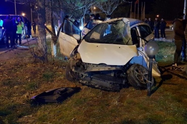 Kum y&uuml;kl&uuml; tır ile otomobil &ccedil;arpıştı: 1 ağır yaralı
