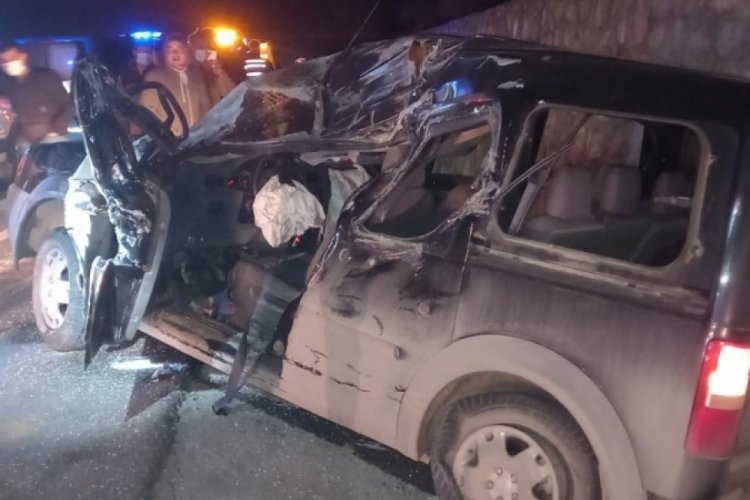 D-100'de kamyonet tıra &ccedil;arptı: 2 yaralı