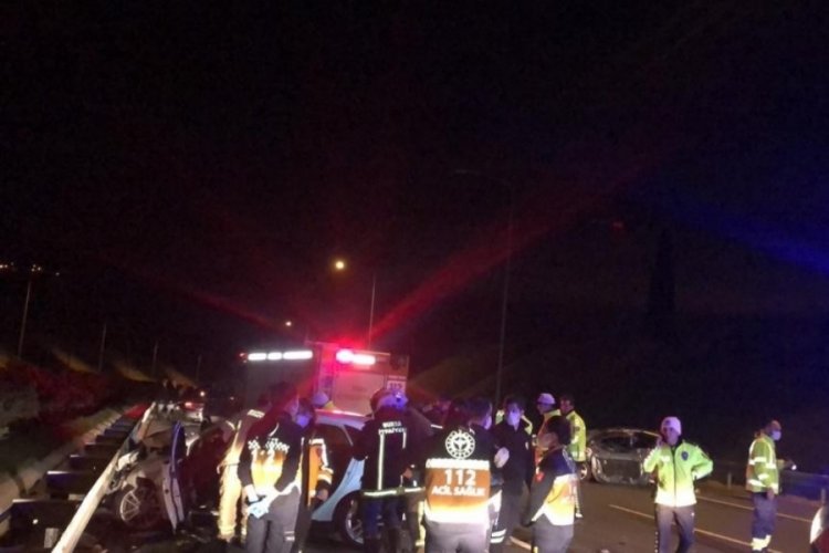 Bursa'da otobanda feci kaza: 3 &ouml;l&uuml;, 2 yaralı